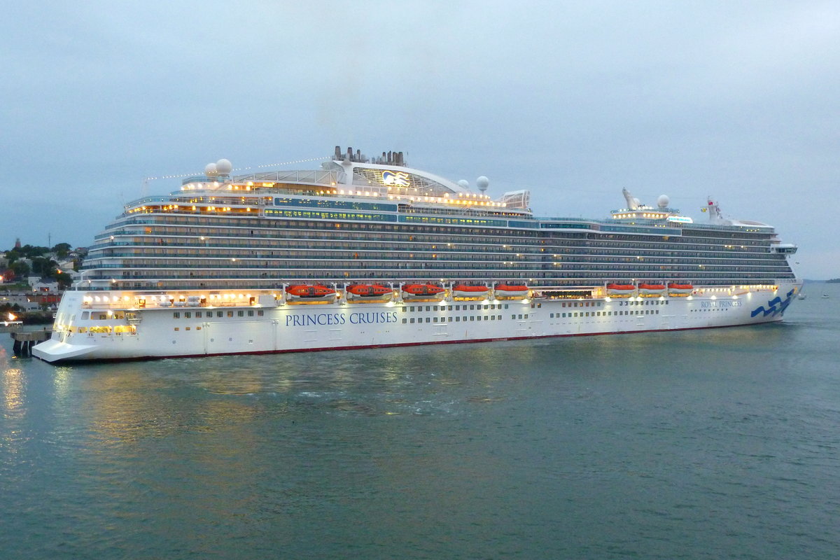 Kreuzfahrtschiff 'Royal Princess', IMO 9584712, von Princess Cruises am Kai in Portland, Maine. Aufnahmedatum: 28.09.2018.