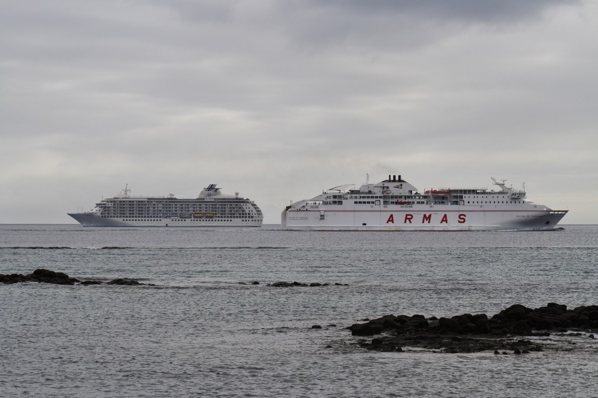 Kreuzfahrtschiff  THE WORLD  und ARMAS Fähre  VOLCAN DE TAMADABA  begegnen sich am 26.12.2013 vor der Küste von Arrecife.