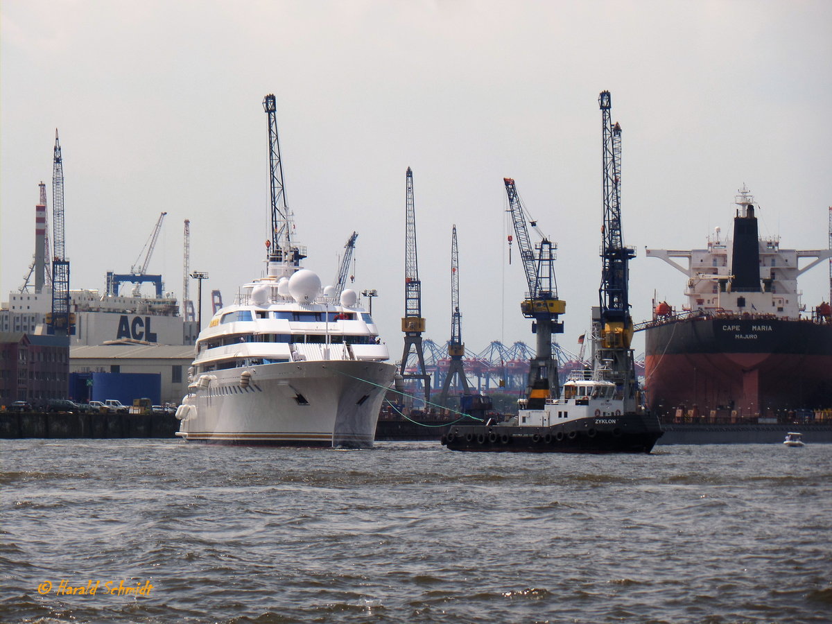 LADY MOURA (IMO 1002380) am 23.5.2017 beim Ausdocken, Blohm + Voss Dock 10 /
Luxusyacht / BRZ 6.359 / Lüa 104,85 m, B 18,5 m, Tg 5,5 m / / 2 Diesel, KHD TBD 510B V12, ges. 10.242 kW (13.925 PS), 2 Verstellpropeller, 22 kn  / gebaut 1990 bei Blohm + Voss / Flagge: Mahamas, Heimathafen: Nassau /
