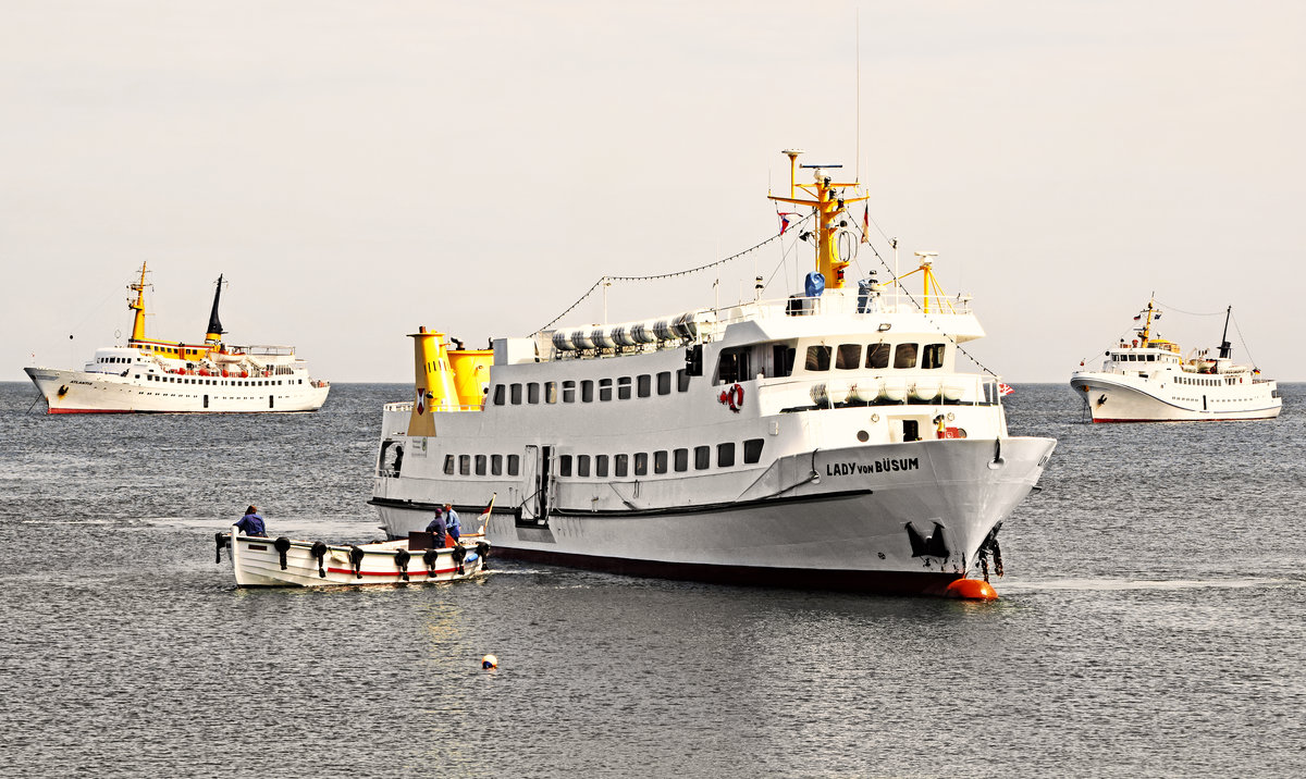 LADY VON BÜSUM (IMO 8009258) im Hafen von Helgoland. Links im Hintergrund: ATLANTIS (IMO 7214545), hinten rechts das Fahrgastschiff FAIR LADY (IMO 7016474). Aufnahme vom 22.07.2015