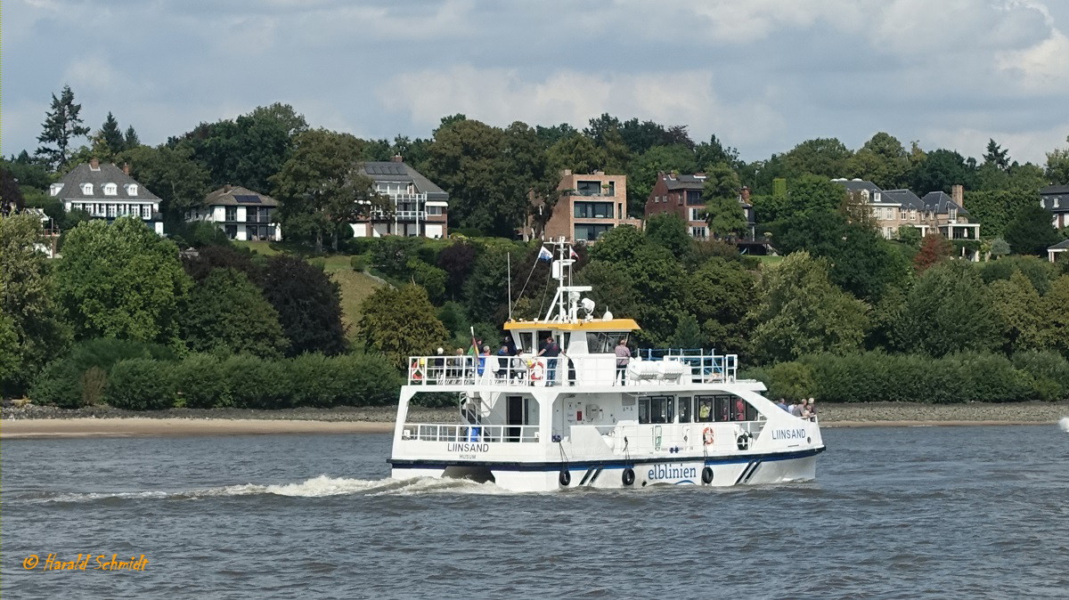 LIINSAND am 21.8.2019, Hamburg, Elbe Höhe Övelgönne, das Schiff befährt 3x täglich die Route HH-Altona – Wedel(Schulau) - Stadersand und zurück, / 
Fährschiff, Katamaran / BRZ 89 / Lüa18,7  m, B 7,2 m, Tg 1,35 m / Hybridantrieb, 2 Diesel, Scania DI13 78M, SCR-Abgasreinigungssystem,  ges. 810 kW (1101 PS), E-Antrieb: 2 Lithium-Ionen-Akkumulator Systeme, ges. 105 kWh, 2 Festpropeller, 18 kn,  / Zulassung für: 50 Pass. + 15 Fahrräder / gebaut 2017 bei Loça Mühendislik, Tuzla, Türkei  / Eigner: Watten Fährlinien, Husum, Flagge: Deutschland, Heimathafen: Husum /
