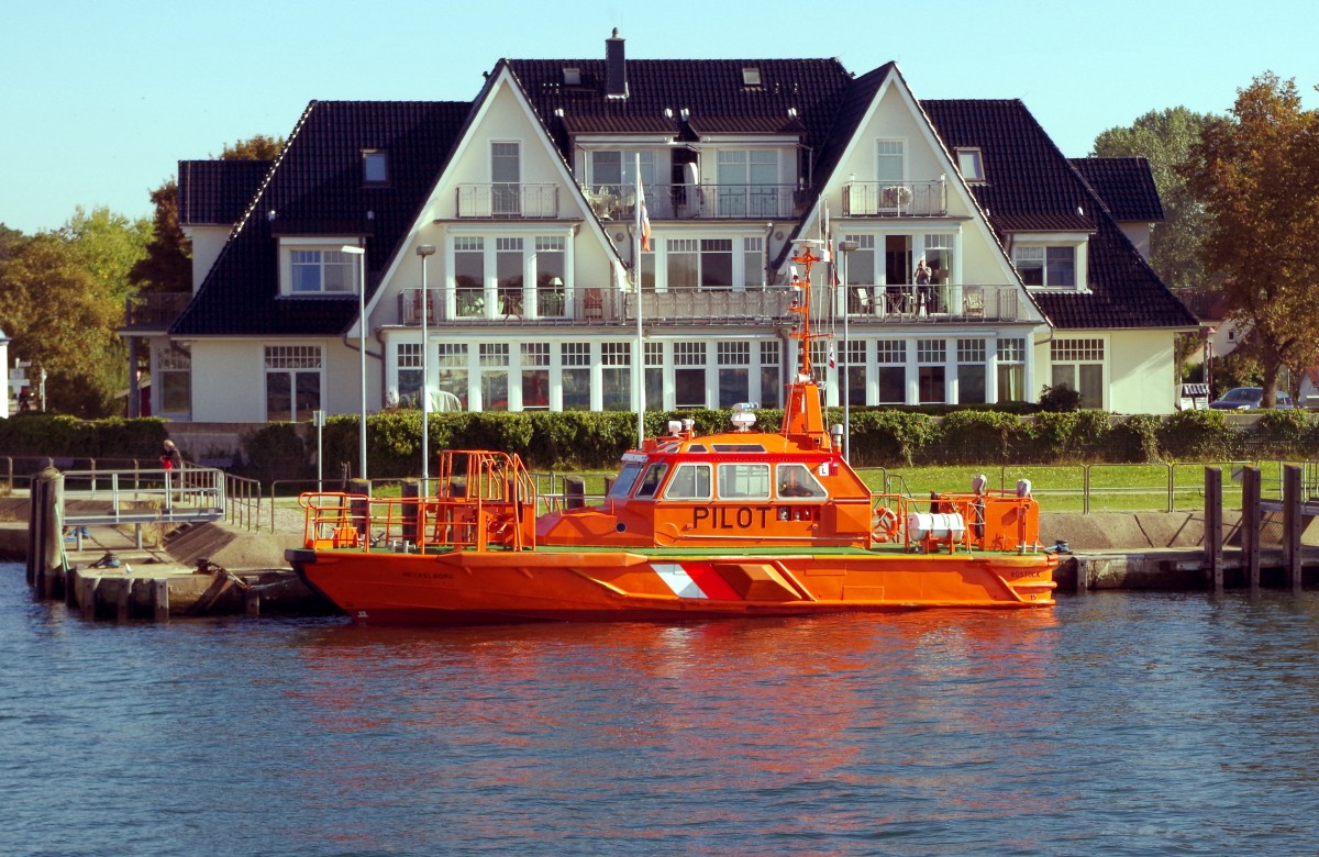 Lotsenboot Meckelborg am 03.10.15 in Warnemünde