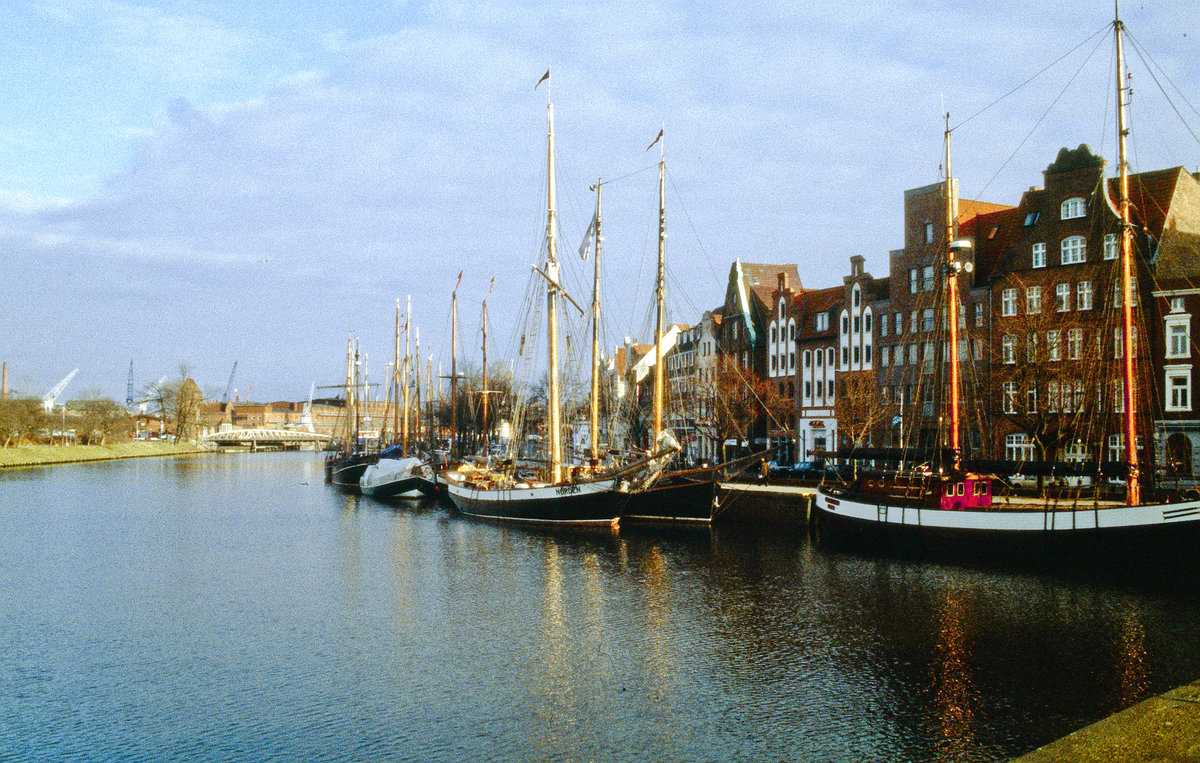 Lübecker Museumshafen mit Trave und Wenditzufer. Bild vom Dia. Aufnahme: Januar 1999.