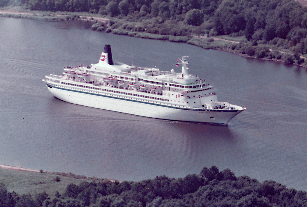 Luftaufnahme des M/S ROYAL VIKING STAR in Nord-Ostsee-Kanal bei Rendsburg - Sommer 1982. IMO-Nr. 7108930. Umbenennungen des Schiffes: 1991 in WESTWARD; 1994 in STAR ODYSSEY und seit 1996 in BLACK WATCH. 