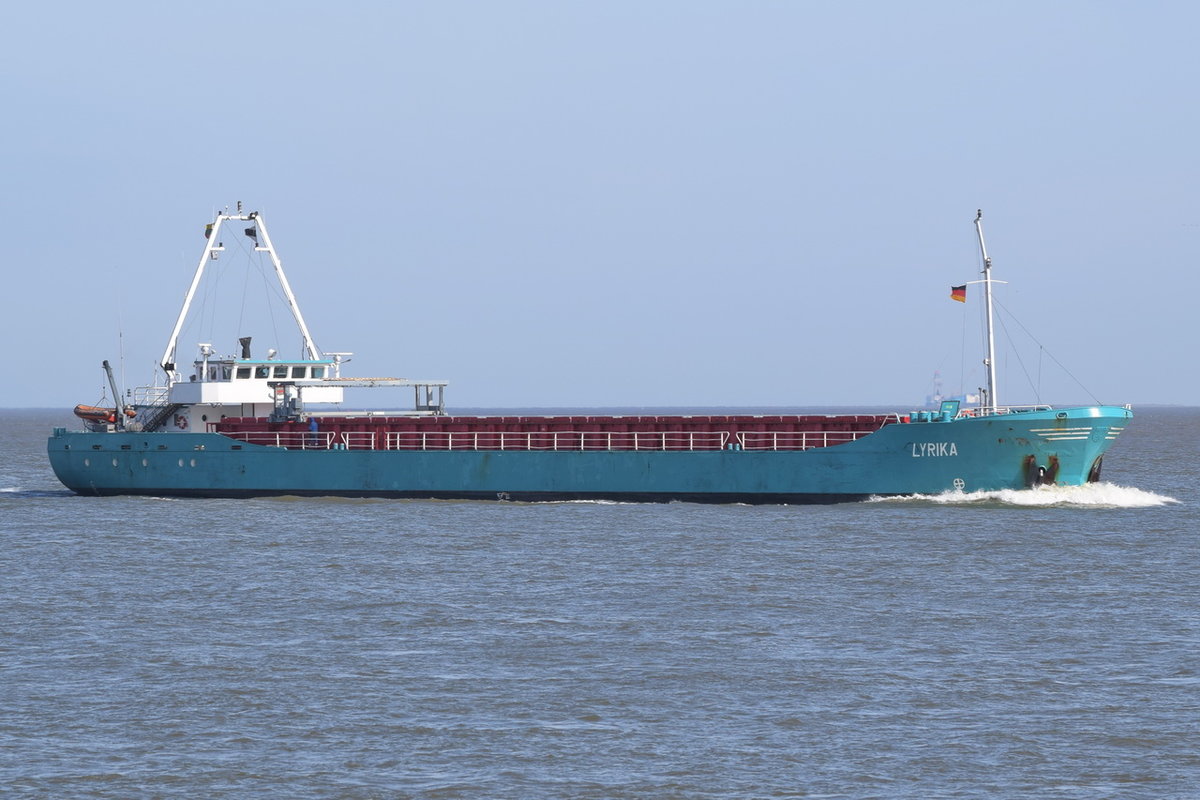 LYRIKA ,  General Cargo , IMO 9080675 , Baujahr 1994 ,  89.16 × 11.3m , 66 TEU , 07.04.2018 Cuxhaven


