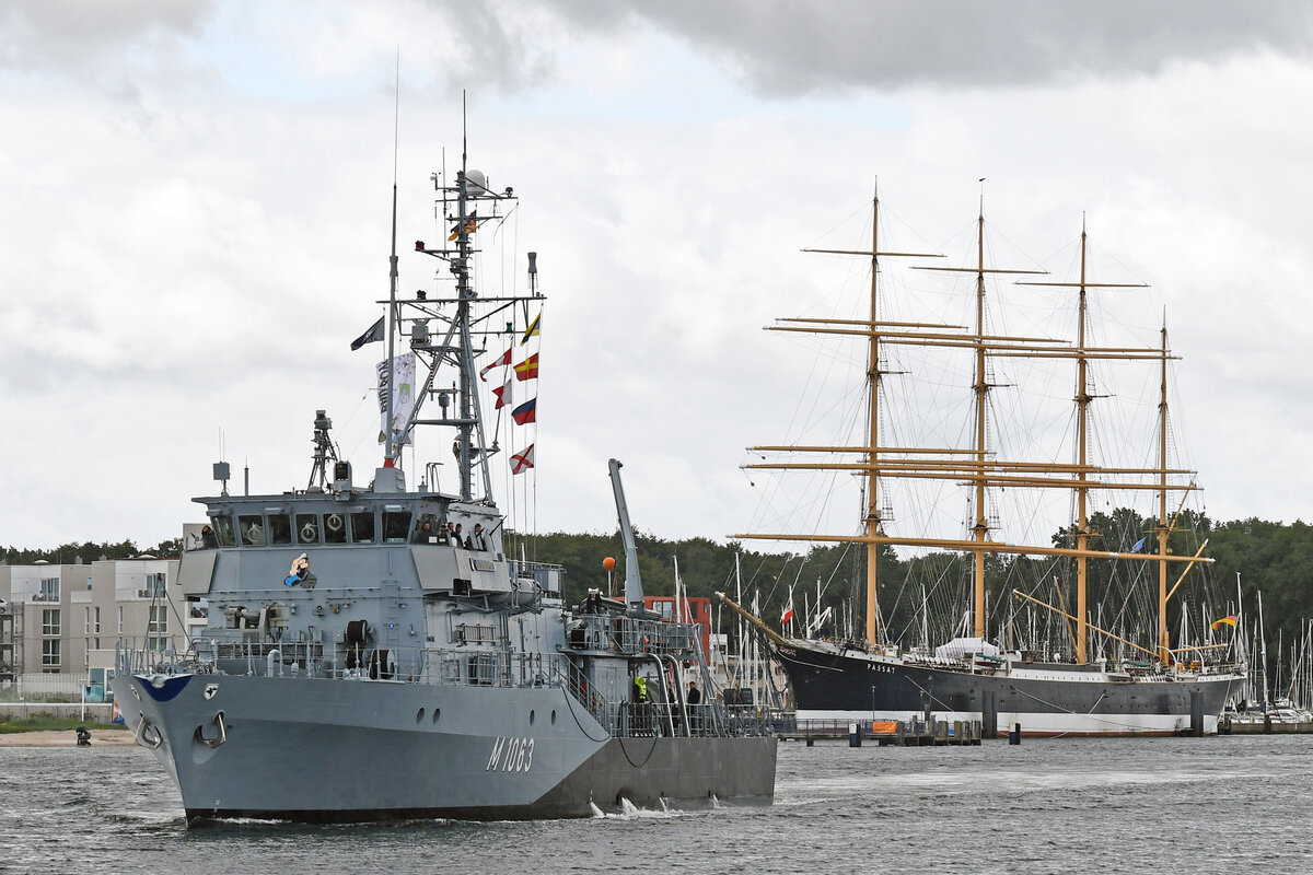 M 1063 BAD BEVENSEN am 09.08.2023 in Lübeck-Travemünde. Das Schiff ist Teil einer Einheit der Standing NATO Mine Countermeasures Group 1, abgekürzt SNMCMG 1.