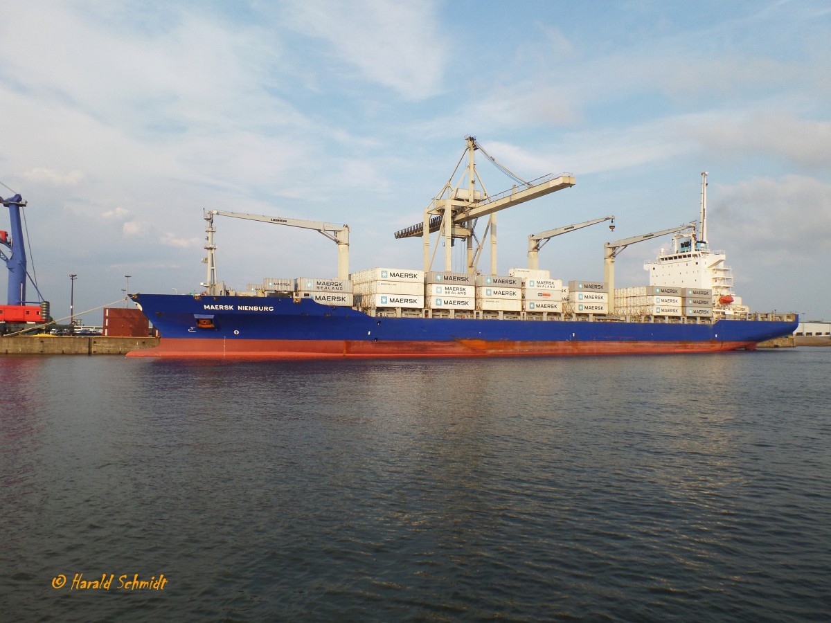 MAERSK NIENBURG (IMO 9446104) am 30.8.2015, Hamburg, O´swaldtkai /
Ex-Name: POSEIDON FAME
Containerschiff / BRZ 25.630 / Lüa 210 m, B 30,2 m, Tg 11,5 m / 1 Diesel, SUL, 7RTA 72U, 16.077 kW (21:865 PS), 22 kn / TEU 2.556 , davon 500 Reefer / gebaut 2010 bei Hyundai Heavy Industries Ltd. Co, Ulsan, Süd Korea / 
