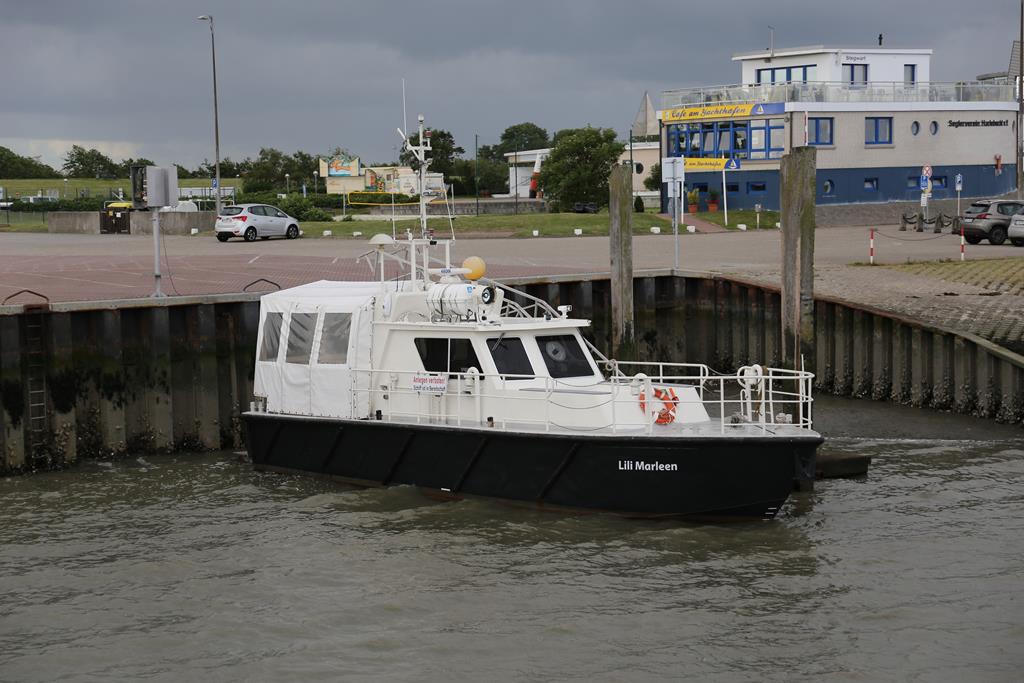 Man sieht es diesem Boot nicht an. Es ist ein Bestattungsschiff! Die Lili Marleen lag am 3.7.2019 im Hafen von Bensersiel.