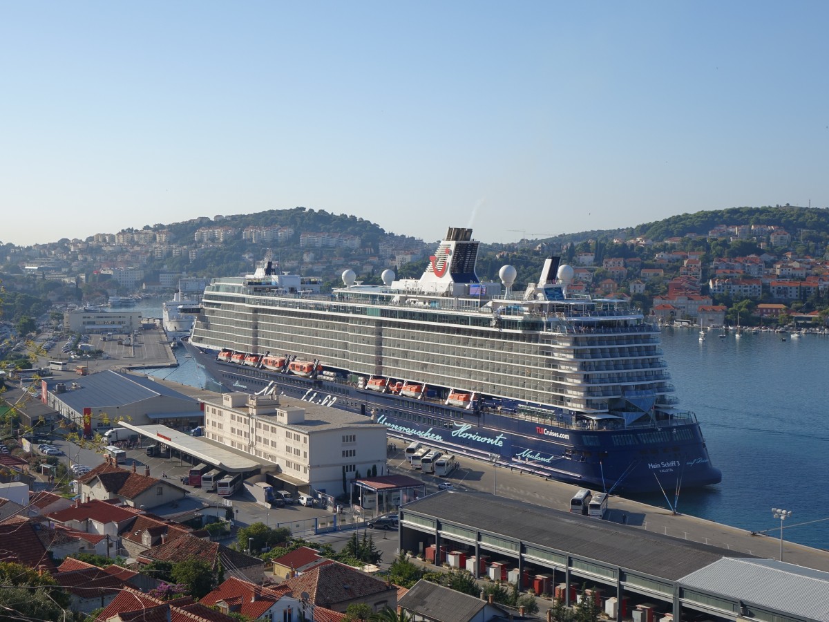 Mein Schiff 3 der Reederei TUI Cruises im Hafen von Dubrovnik (23.09.2015)