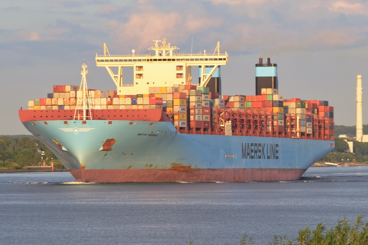 METTE MAERSK , Containerschiff , IMO 9632155 , Baujahr 2015 , 399.2 × 59m , 18270 TEU , 03.09.2017 Grünendeich 