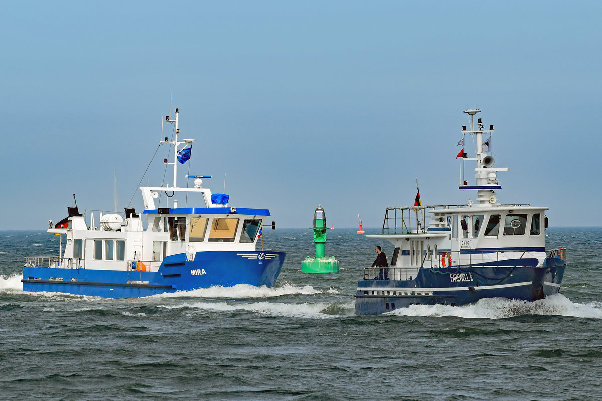 MIRA und FAREWELL II am 22.4.2018 in der Ostsee vor Lübeck-Travemünde. Beide Motorschiffe werden hauptsächlich für Seebestattungen eingesetzt