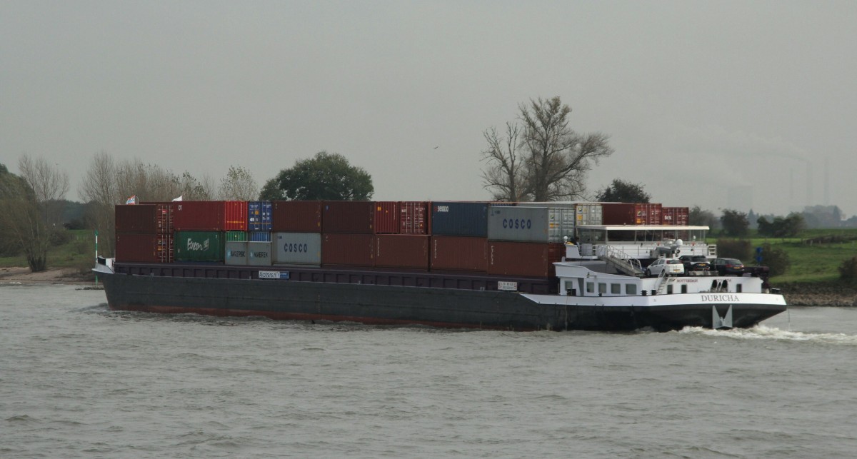 Mit abgesenktem Fahrstand fuhr am 23.10.2014 das  GMS  Duricha (02331470 , 135 x 14,2m) mit  seiner  Container-Ladung auf dem Rhein bei km 822,3 zu Berg. Ich nehme an das der SF nach Radar fuhr.