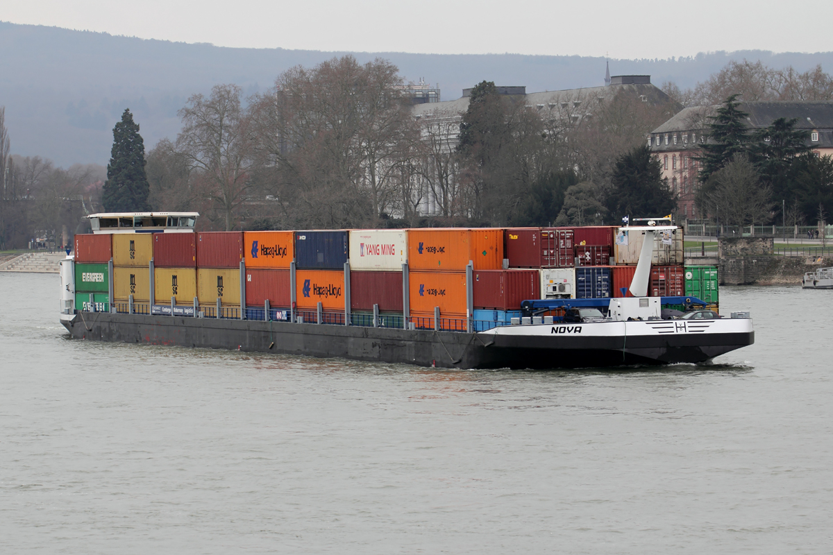 mit Containern beladene  NOVA  Rhein abwärts bei Koblenz 12.3.2016