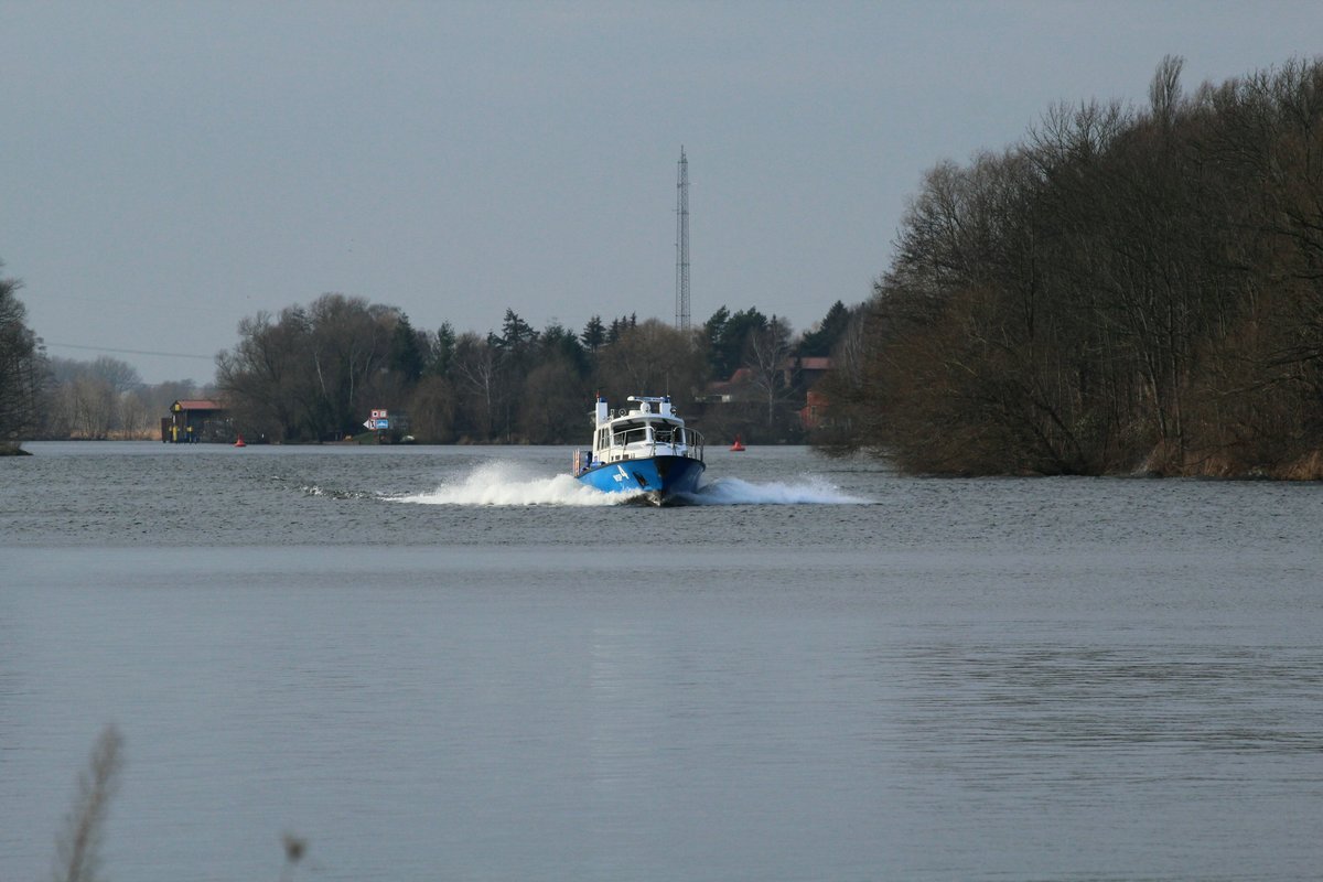 Mit hoher Fahrt und unter Blaulicht-Einsatz war das WSP 4 am 15.01.2018 auf der Havel / UHW zw. der Fähre Ketzin und der Havelkanalmündung unterwegs.