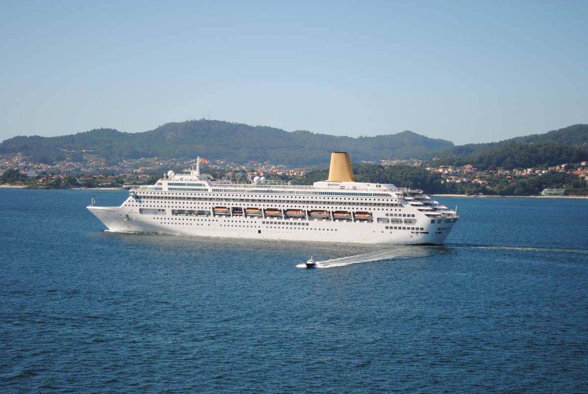 Mit der Oriana baute die MEYER WERFT das seinerzeit modernste Kreuzfahrtschiff! Sie nahm im April 1995 ihren Dienst für C&O Cruises auf und wurde von Queen Elisabeth persönlich in Southampton getauft. Hier eine Aufnahme vom 06.09.2011 bei der Einfahrt in Vigo.