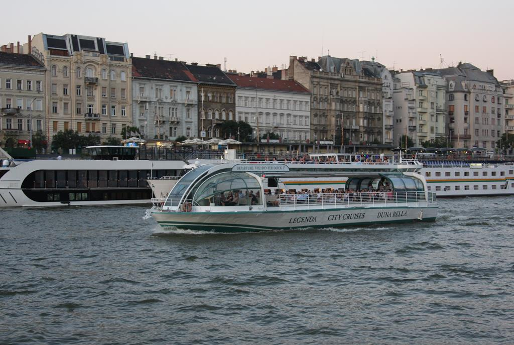 Modernes Rundfahrtschiff LEGENDA auf der Donau in Budapest am 19.6.2017.