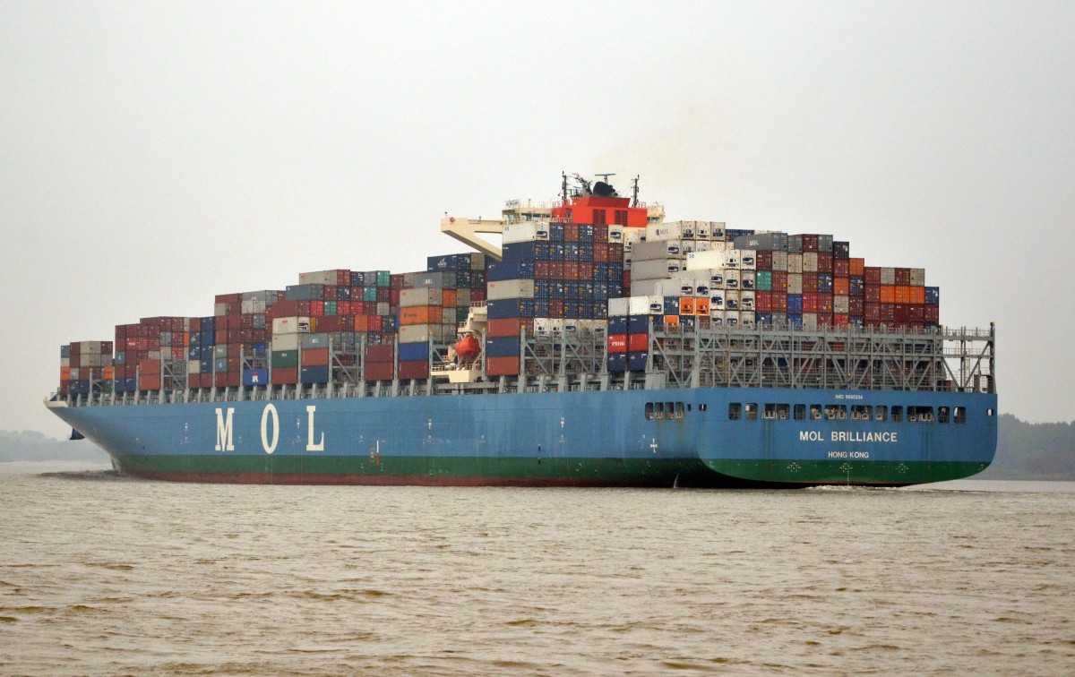 ,,MOL  Brilliance``  Containerschiff, IMO: 9685334, Baujahr: 2014,  Lnge: 337.00 m,  Breite: 48.20 m,  Tiefgang: 15.22 m,  Maschinenleistung: 58100 KW,  Container: 10010 TEU,  23.00 kn.  In Wedel einlaufend nach Hamburg am 07.10.15. Heimathafen Hong Kong. Das Schiff kam gerade aus Rotterdam.