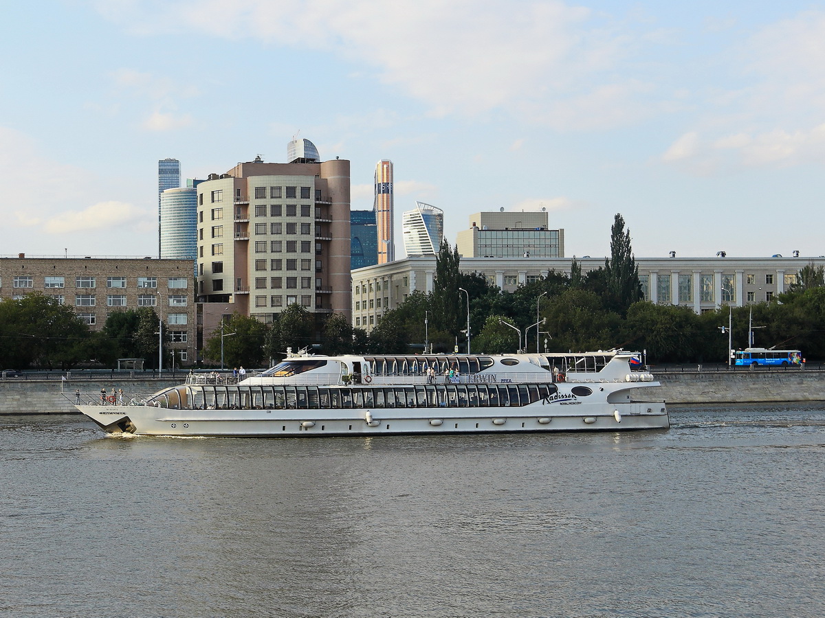 Moskau am 10. September 2017, auf der Moskwa fährt das Fahrgastschiff Erwin (Radison Royal) 