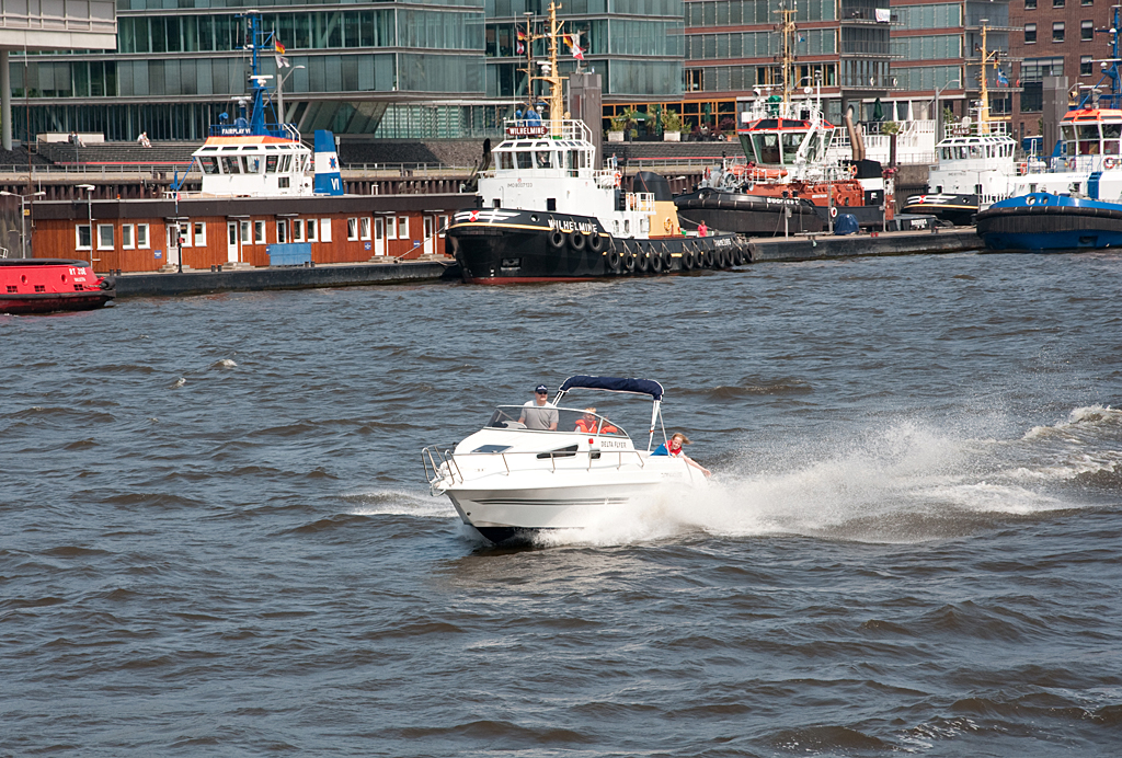 Motorboot  Delta Flyer  auf der Elbe bei Altona - 13.07.2013