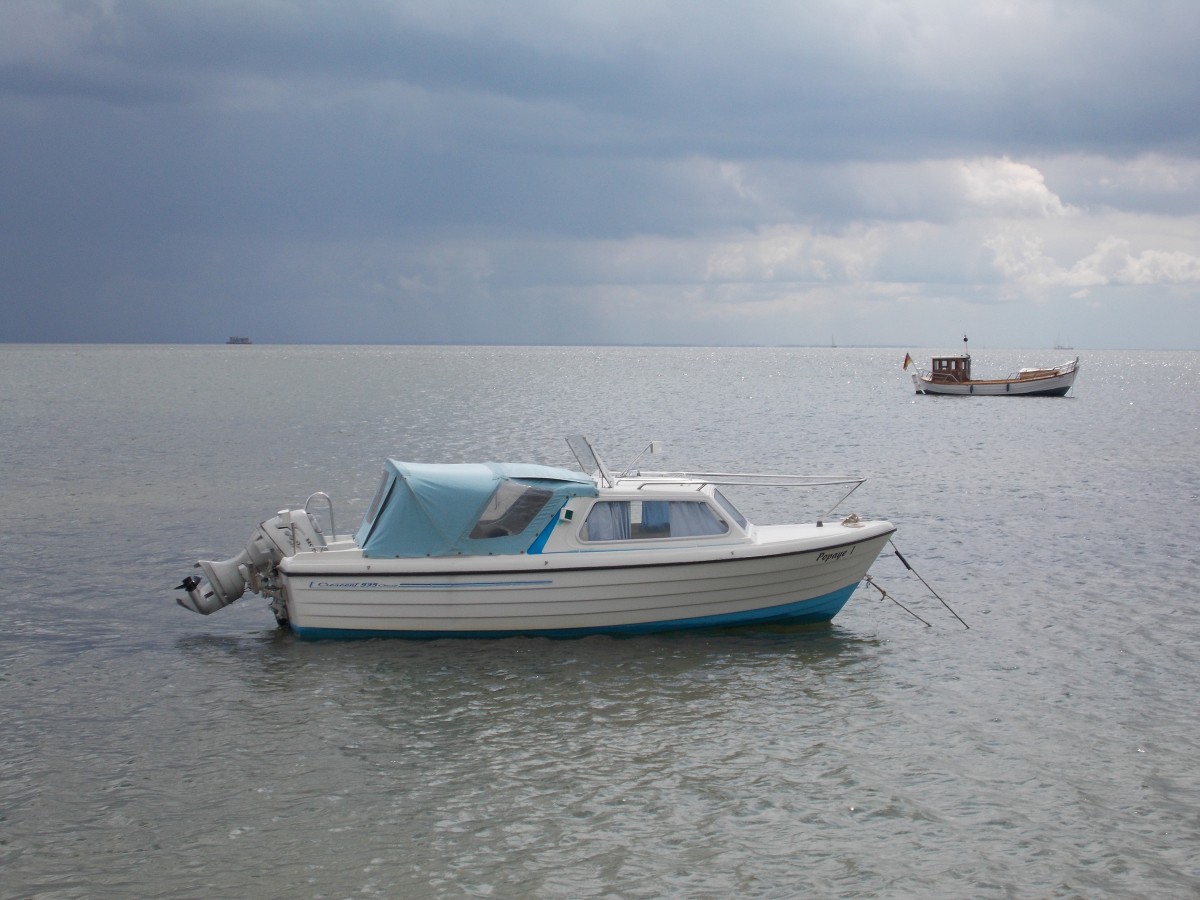 Motorboot und ein Fischkutter,am 02.Juli 2014,bei Gross Stresow(Rügen).
