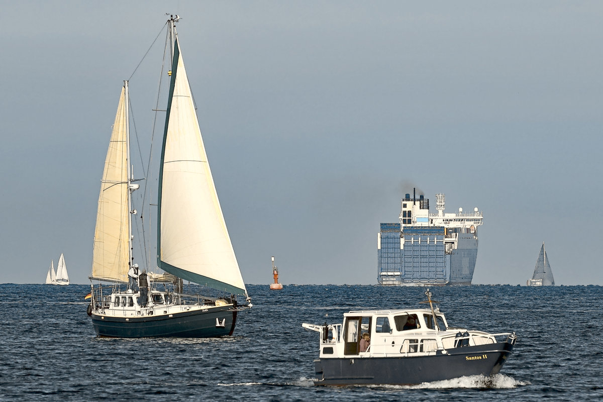 Motorboot SANTOS II nebst weiteren Seefahrzeugen in der Ostsee vor Lübeck-Travemünde. Aufnahme vom 23.09.2017