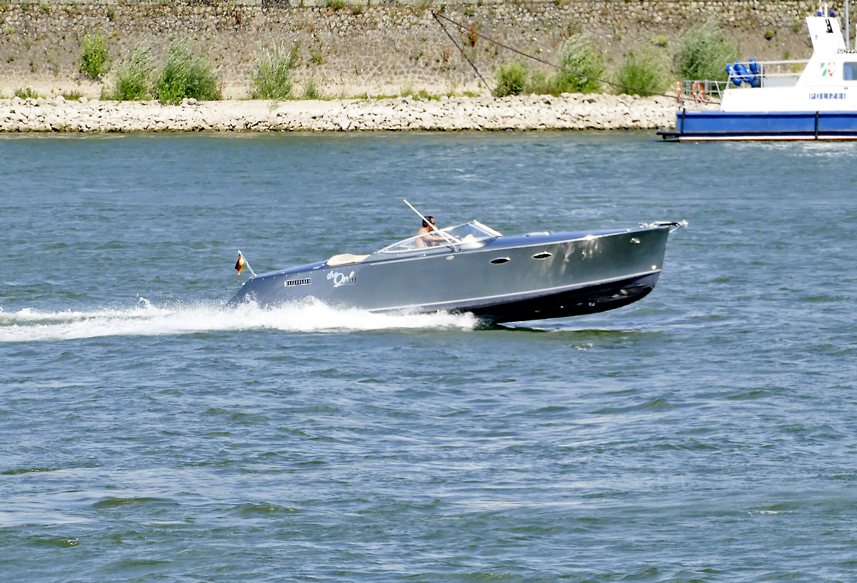 Motorboot  the Only  auf dem Rhein in Bonn - 07.07.2017
