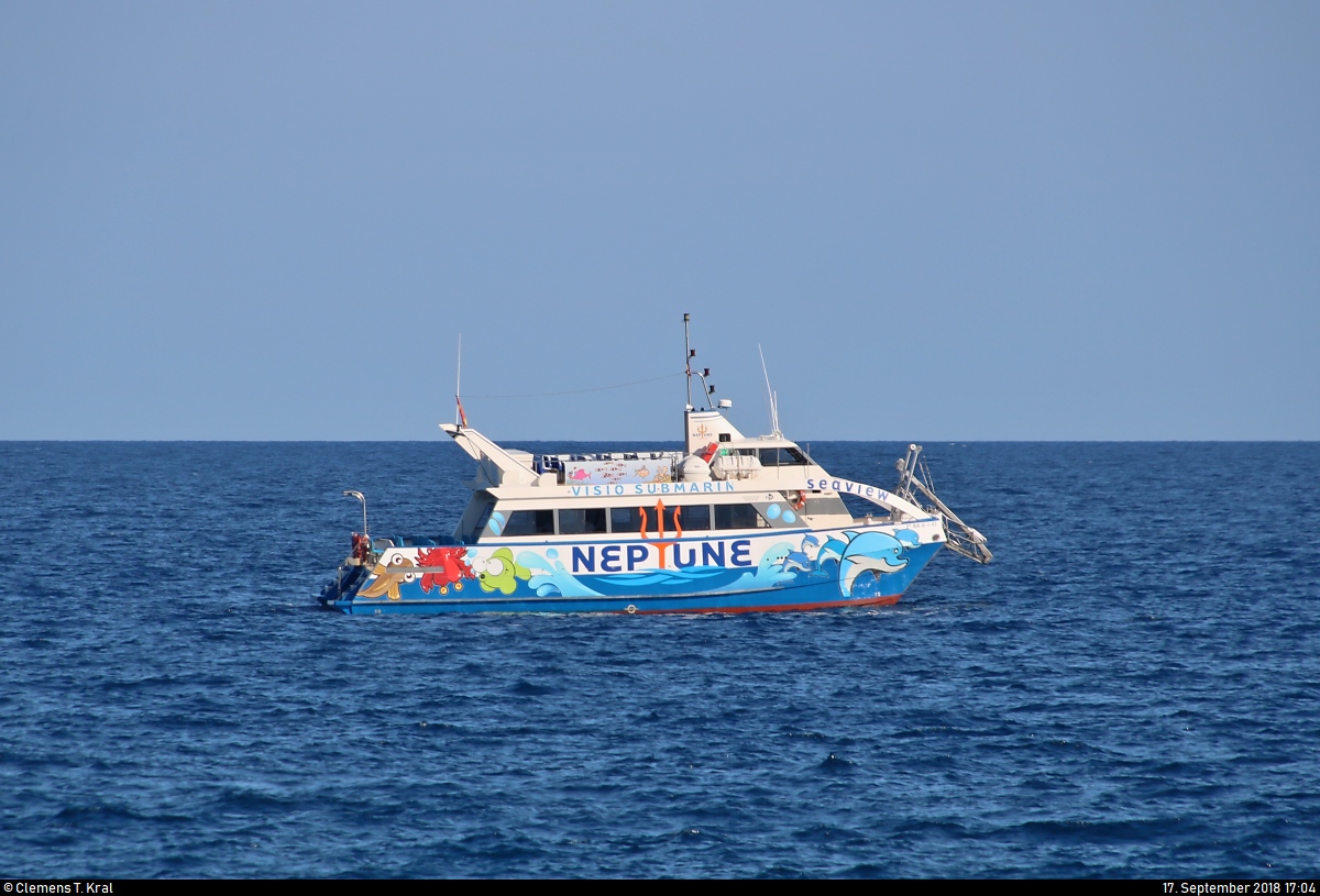 Motorschiff  Neptune  der Dofi Jet Boats S.L. unterwegs auf dem Mittelmeer (Costa Brava) bei Tossa de Mar (E).
[17.9.2018 | 17:04 Uhr]