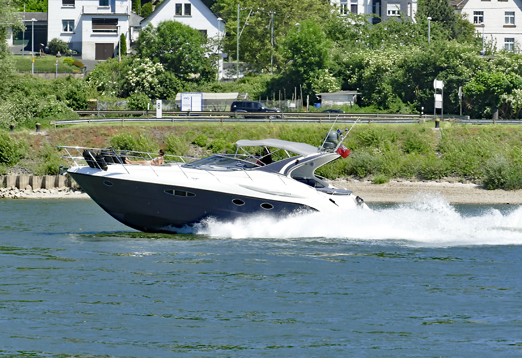 Motoryacht mit voller Speed auf dem Rhein in Leubsdorf - 27.05.2017