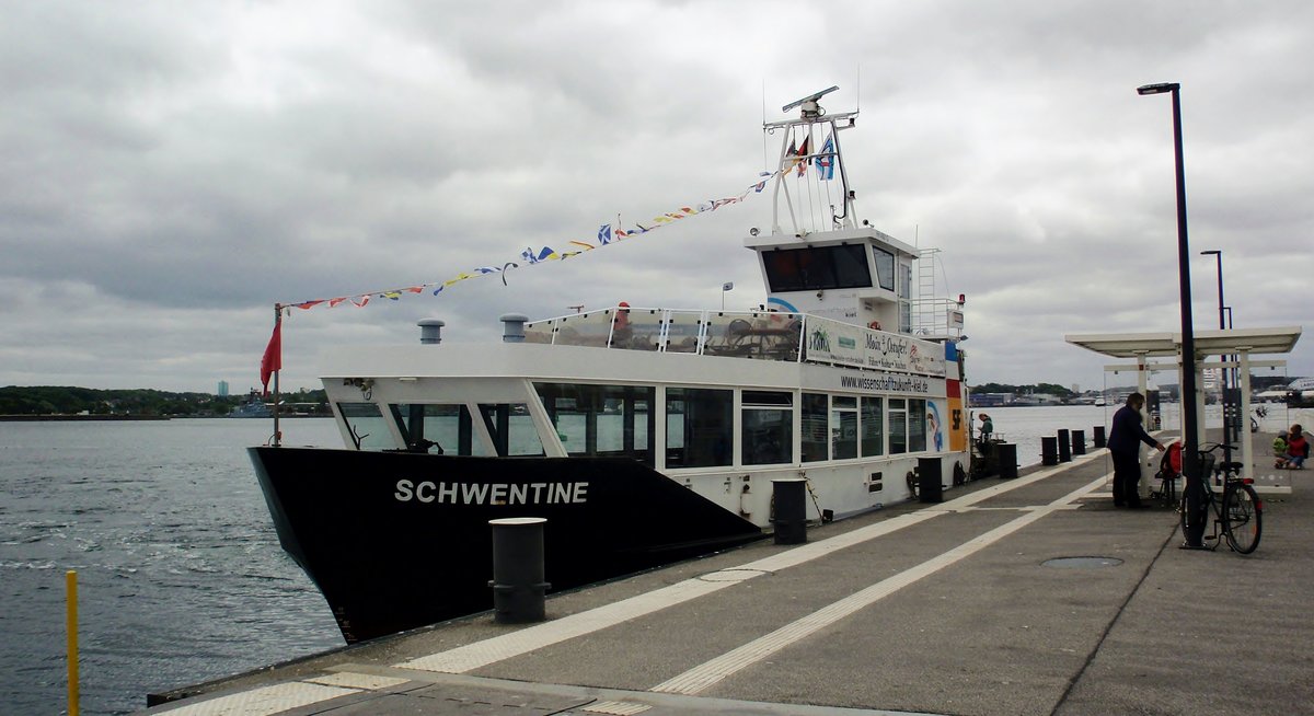 MS „Schwentine“ an der Anlegestelle Reventlou. Diese Fähren sind Teil des ÖPNV im Verkehrsverbund NAH.SH. Aufgenommen am 09. Juli 2018.