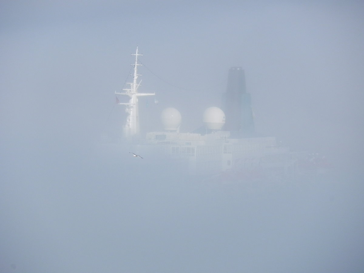 MS Albatros am 06.10.2017 im Hafen von Tanger/Marokko.
Nur Schornstein und Antennen ragen aus dem Nebel hervor.