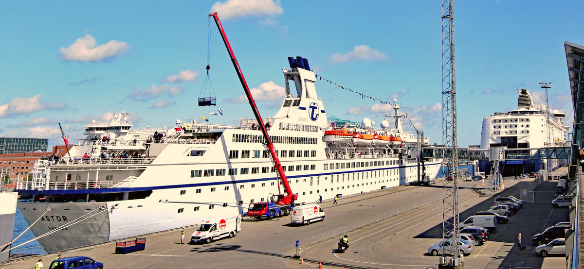 MS Astor am Norwegenkai in Kiel. Vor dem Kreuzfahrer liegt MS Color Magic (Color Line), welche gegen 14.00 Uhr des Tages (21.08.2016) den Hafen verläßt.