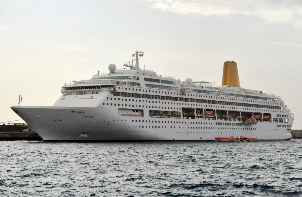 MS Oriana im Hafen von Arrecife  am 13.12.2014 abgelichtet. Bauwerft: Meyer Papenburg, Passagiere. 2108, L:260, B: 32,50m, Knoten: 24.