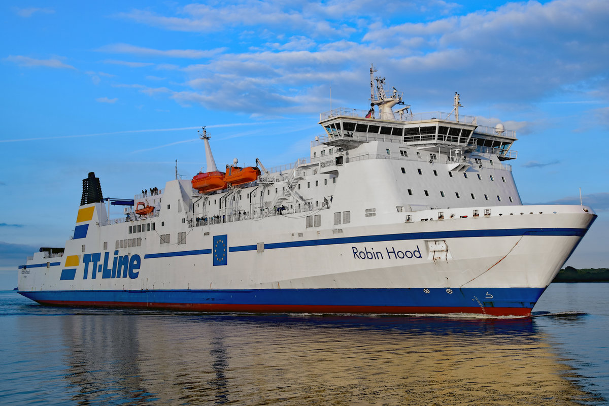 MS Robin Hood (TT-Line) kurz vor Erreichen des Hafens von Lübeck-Travemünde. Aufnahme vom 29.07.2017