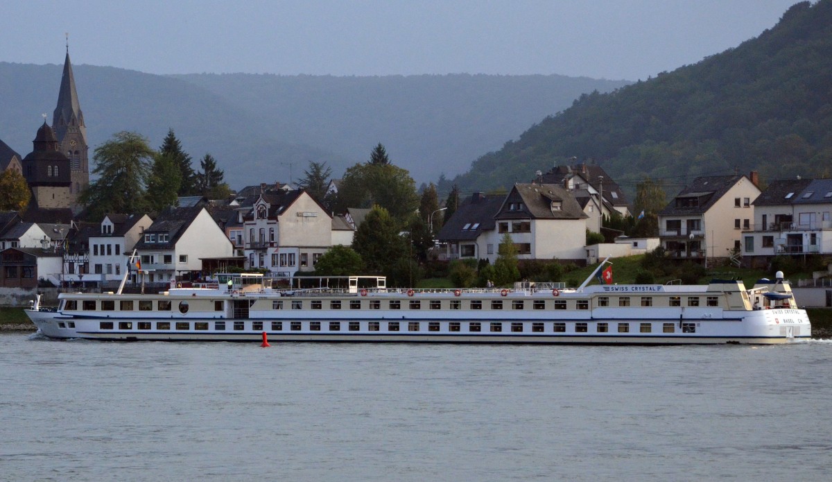 MS  SWISS CRYSTAL, ein Flusskreuzfahrtschiff mit Heimathafen Basel hat gerade am Anleger von Marksburg fest gemacht. Beobachtet am 26.09.2013.  Baujahr: 1995, Lnge: 101.30m, Breite: 11.40m, Tiefgang: 1.30m, Besatzung: 31 Personen, Passagiere: 129 Personen.