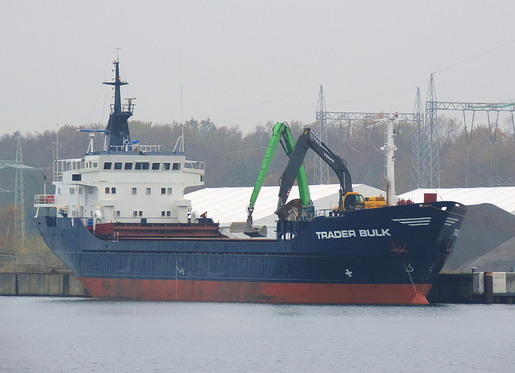 MS TRADER BULK IMO 7233060, MMSI 231759000, lscht den Split aus Norwegen am Lehmannkai 1 in Lbeck-Siems ...
Aufgenommen am 15.11.2013
