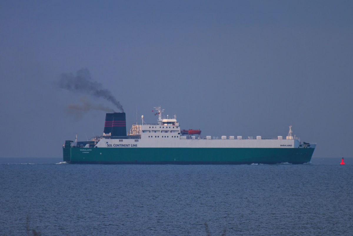 MS Vasaland auf der Ostsee vor Warnemünde auf ihrer Fahrt nach Hanko. - 15.01.2014