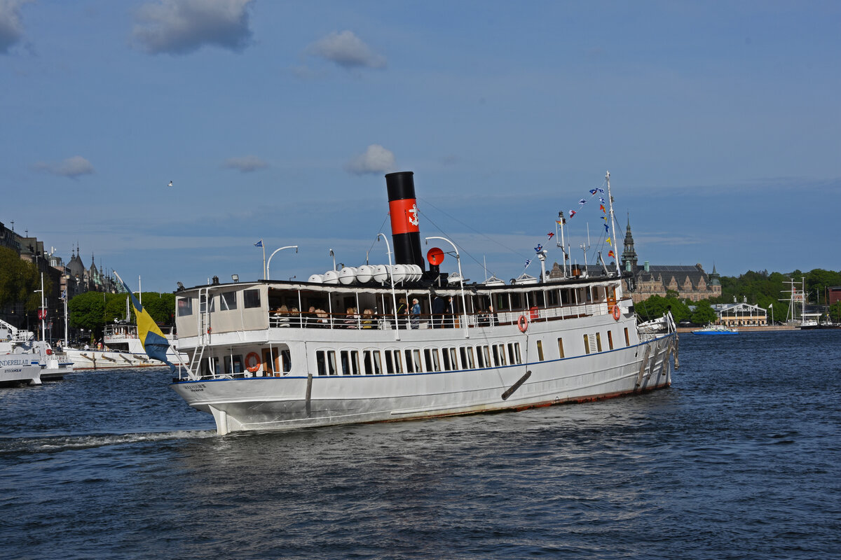 M/S Waxholm III verlässt am 01.06.2022 den Hafen von Stockholm.