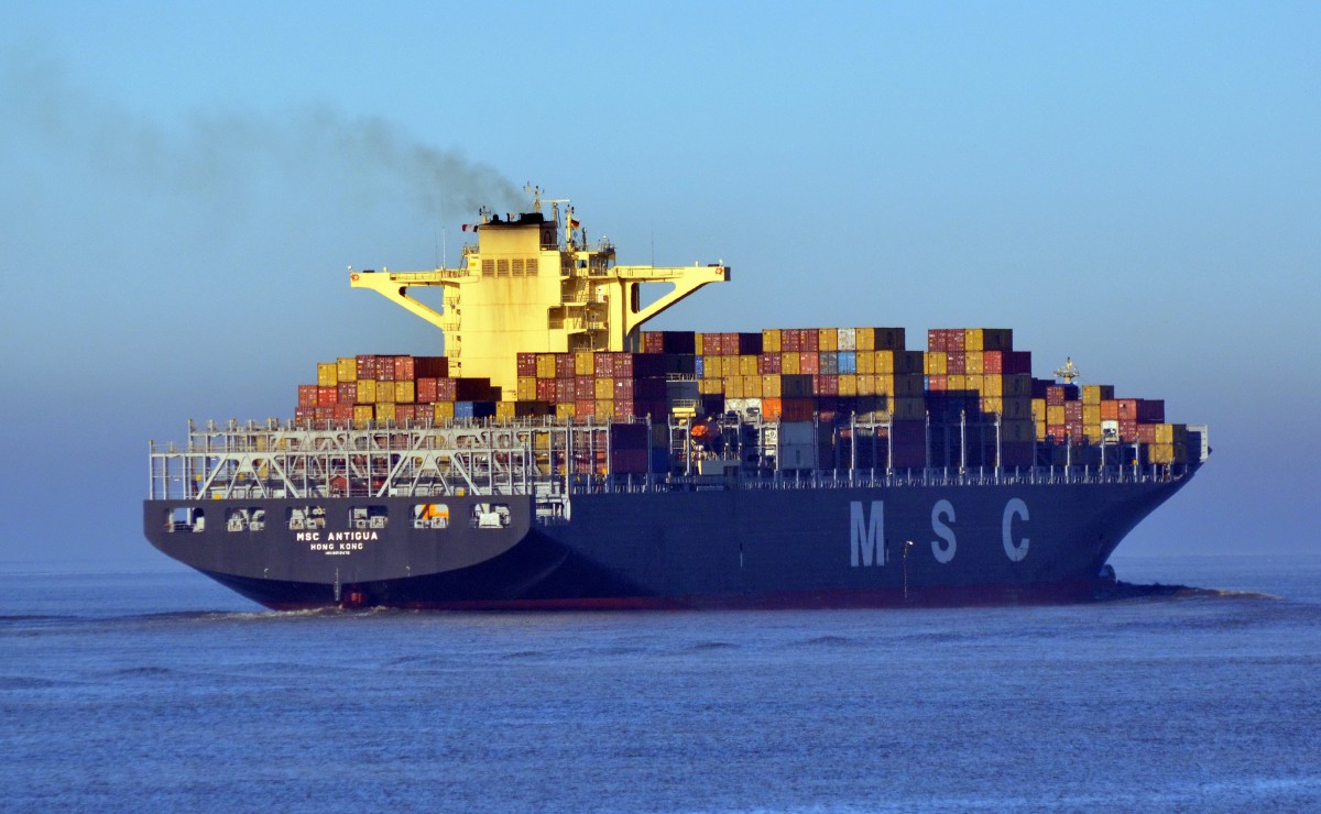 MSC  Antigue  Containerschiff,  IMO: 9619476, Heimathafen Hong Kong. Baujahr: 2013, Container: 8762 TEU, L.B.T.: 299m, 48,20m, 14,50m. Geschw.:  22 kn. Bei Brunsbttel am 30.09.15 fotografiert.