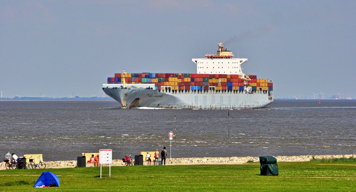 MSC VANCOUVER (Containerschiff, Liberia, IMO: 9285691) in Richtung Nordsee (Altenbruch, 24.05.2014).