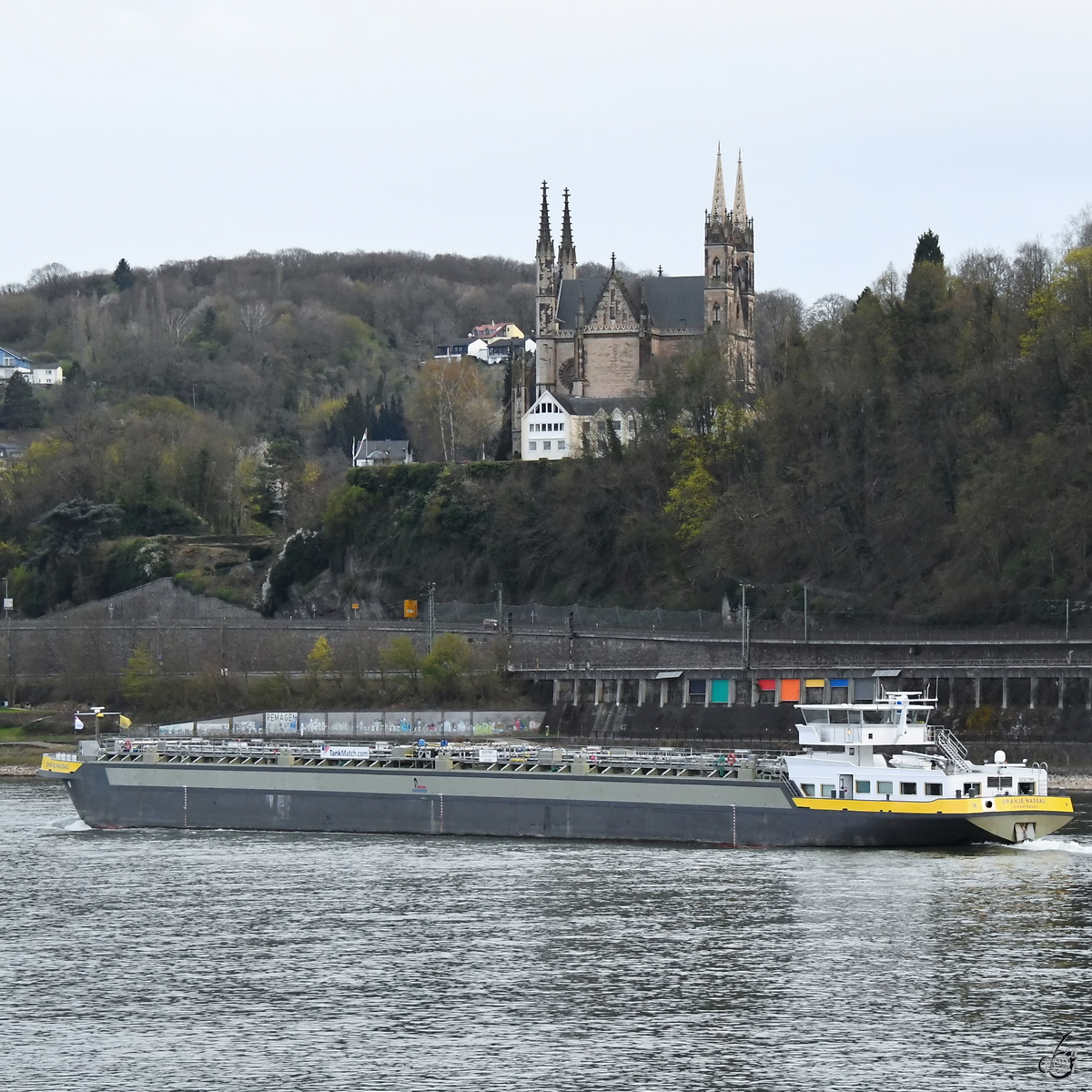 Nachschuss auf das Tankmotorschiff ORANJE NASSAU (ENI: 02327060), welches hier Anfang April 2021 auf dem Rhein Remagen erreicht.
