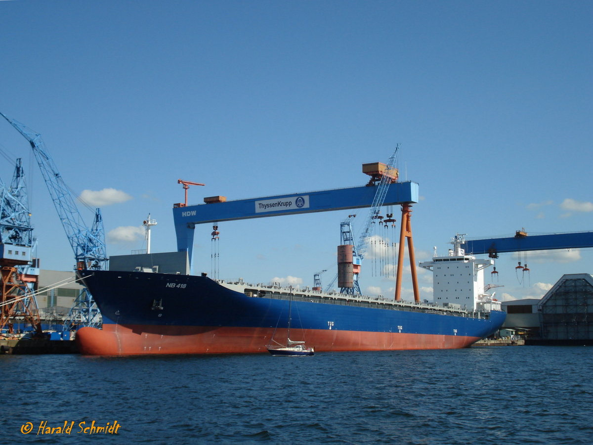 NB 418 (Neubau 418) (IMO 9418377) am 25.6.2008, Kiel. Auflieger bei HDW /
Weitere Namen: BOX VOYGAER – BUXPOWER bis 2010 /
Containerschiff / BRZ 36.087 / Lüa 237,3 m, B 32,2 m, Tg 12,2 m / 1 Diesel, SUL 7RT-flex82C  ,31.640 29.000  kW (PS),23,7  kn / TEU  3414, davon 500 Reefer  /  gebaut 2009 bei HDW-Kiel für NSB, nicht ausgeliefert,  / Flagge: Liberia, Heimathafen: Monrovia  /
