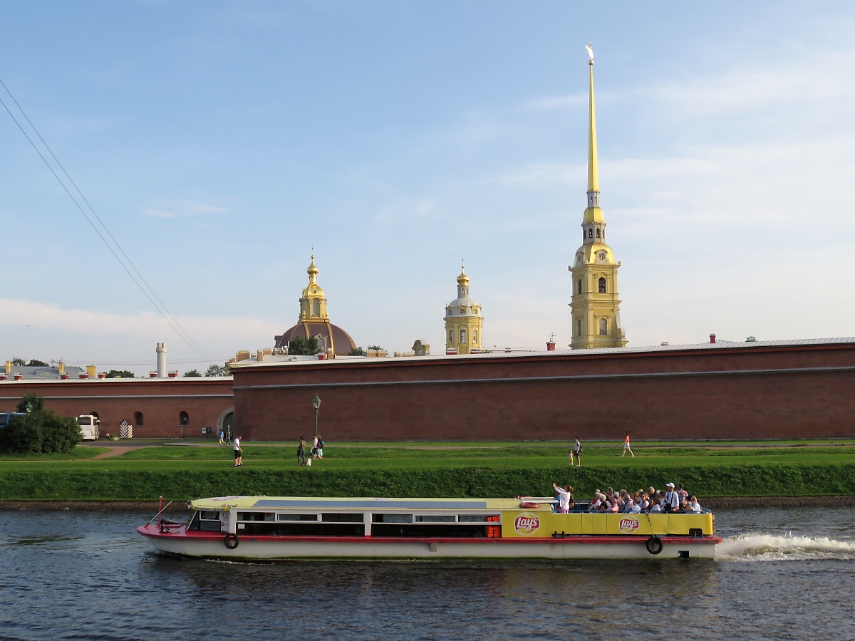 Noch ein Ausflugsschiff ohne Namen vor der Peter-und-Paul-Festung in St. Petersburg, 19.8.17

Suchbild: Finde zehn Unterschiede zum Schiff im vorherigen Bild :-)