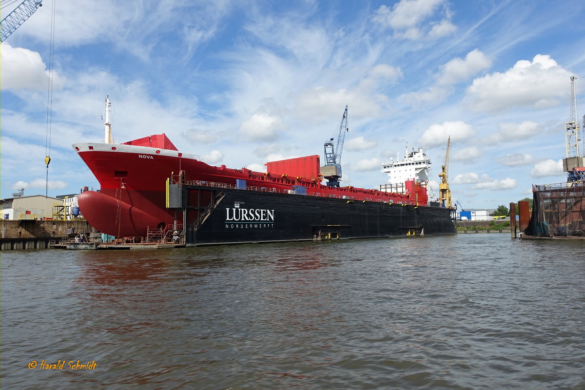 NOVA  (IMO 9250098) am 9.8.2022, Hamburg, Reiherstieg, im Dock der Lürssen/Norderwerft,  
Ex-Name: Containerships VII (bis Juni 2022 ) /
Feederschiff / BRZ 10.499 / Lüa 158,76 m, B 21,75 m, Tg  m / 1 Diesel, Wärtsilä 7L64 – 12.600 kW (17.136 PS), 19 kn  /966 TEU davon 126 Reefer / gebaut 2002 bei Sietas, HH-Neuenfelde / 
