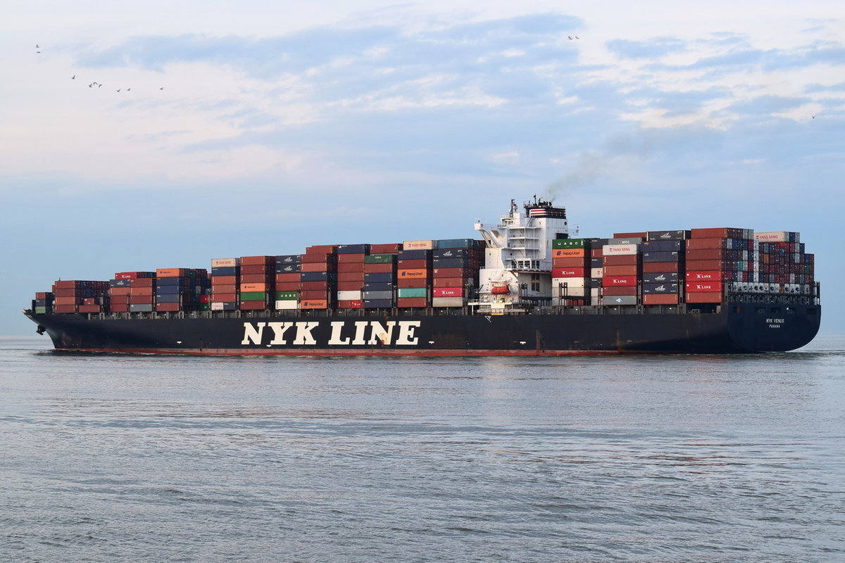 NYK VENUS , Containerschiff , IMO 9312793 , Baujahr 2007 , 338.17 × 45.6m , 9012 TEU , 03.04.2018 Alte Liebe Cuxhaven