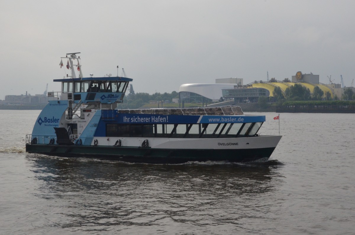 velgnne, ein Linienschiff der HADAG im Hamburger Hafen am 09.06.2014. Im Hintergrund der neue Musicalpalast fr: Das Wunder von Bern.