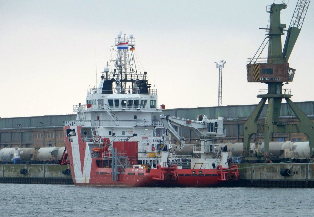 Offshore Versorger VOS Shine am 19.03.16 in Rostock