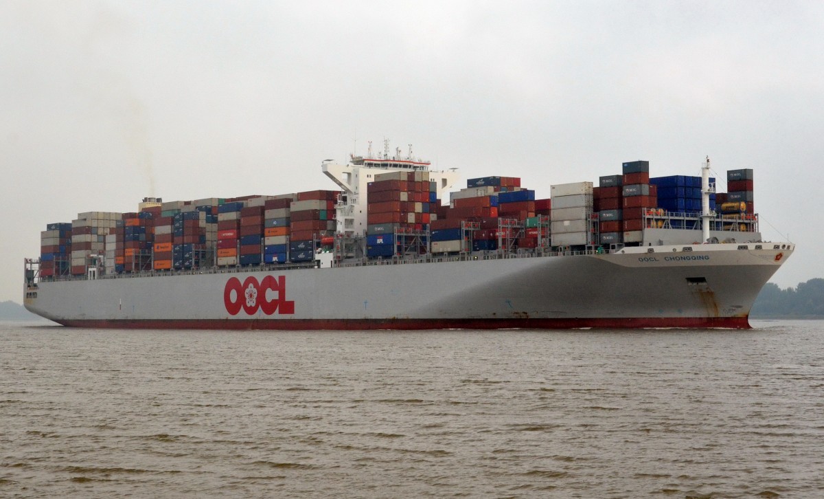 ,,OOCL  CHONGQING`` Containerschiff, IMO: 9622629, Heimathafen Hong Kong, Baujahr: 2013, Container: 13208 TEU , Maschinenleistung: 69720 KW, Knoten:: 23. Lnge: 365.50 m, Breite: 48.40 m. Tiefgang: 15.50 m. In Wedel auslaufend von Hamburg am 07.10.15.
