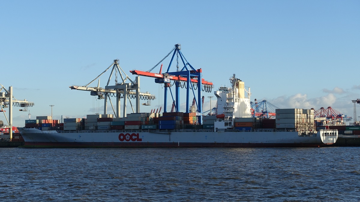 OOCL KOBE (MO 9329526) am 19.3.2019, Hamburg, Liegeplatz Athabaskakai / 
Containerschiff / BRZ 40.168 / Lüa 260,8 m, B 32,25 m, Tg 12,62 m / 1 Diesel, MAN B&W 8K90MCC, 36.529 kW (49.666 PS), 24,5 kn  /TEU  4.526 davon 400 Reeferplätze  / gebaut 2007 bei Samsung Shipbuilding, Geoje, Süd Korea  /  Eigner + Betreiber: Orient Overseas Container Line  (OOCL) Hongkong, China / Flagge + Heimathafen: Hongkong, China / 
