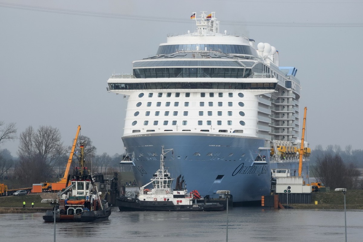OVATION OF THE SEAS  , Kreuzfahrtschiff , IMO 9697753 , 348 x 41m , 4180 Passagiere , Baujahr 2016 , Meyer Werft Papenburg , bei der Ems-Überführung am 11.03.2016
