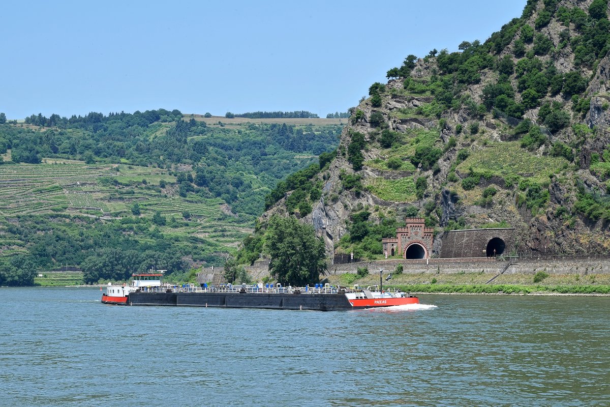 PACEAS (Tankmotorschiff, Niederlande, ENI: 02320020) rheinaufwärts vor den Portalen des Rosssteintunnels (Oberwesel, 06.06.2018).